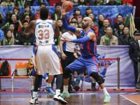 九游官网入口-雄鹿客场艰难取胜，以微弱优势赢得比赛的简单介绍