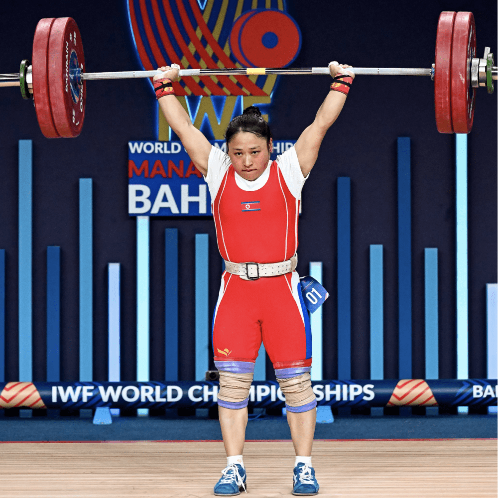 举重选手惊艳亮相，轻松夺得金牌