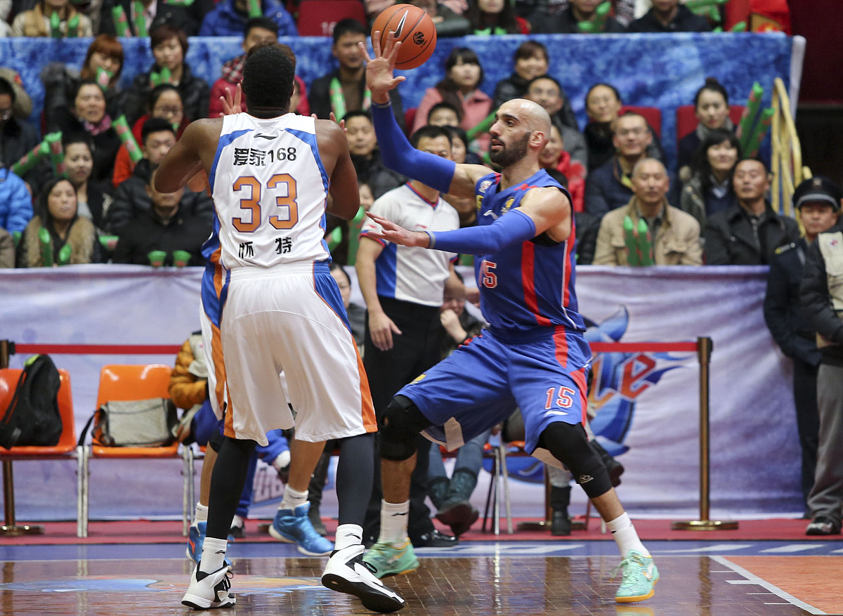 雄鹿客场艰难取胜，以微弱优势赢得比赛的简单介绍